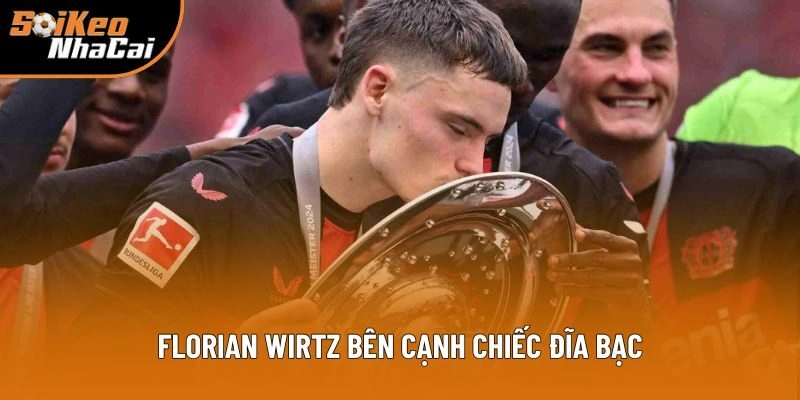 Florian Wirtz bên cạnh chiếc đĩa bạc Florian Wirtz bên cạnh chiếc đĩa bạc